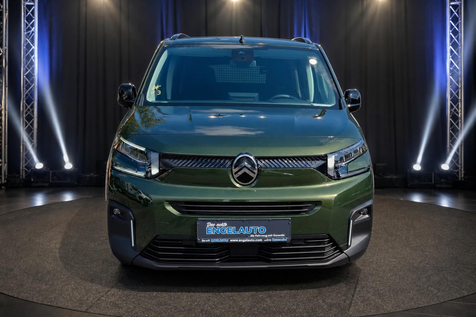 Citroën Berlingo in Grün - Frontansicht mit LED-Scheinwerfern und Kühlergrill im Autohaus