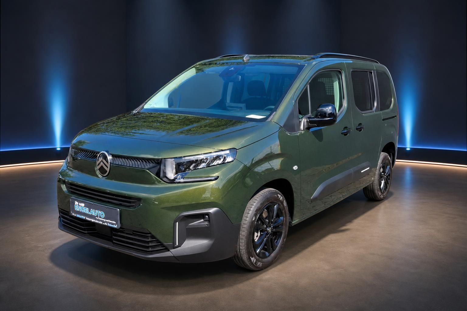 Grüner Citroën Berlingo Kombi mit schwarzen Felgen in professionellem Showroom - Seitenansicht