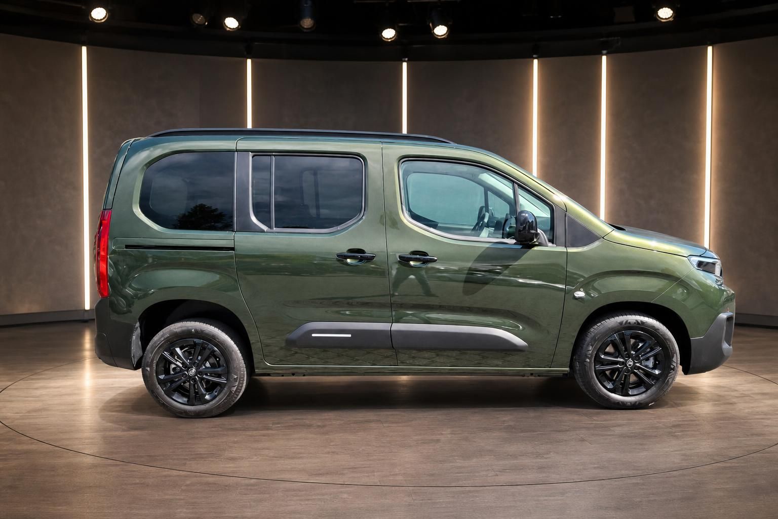 Citroën Berlingo Kombi in Grün - Seitenansicht mit sichtbaren hinteren Seitenfenstern