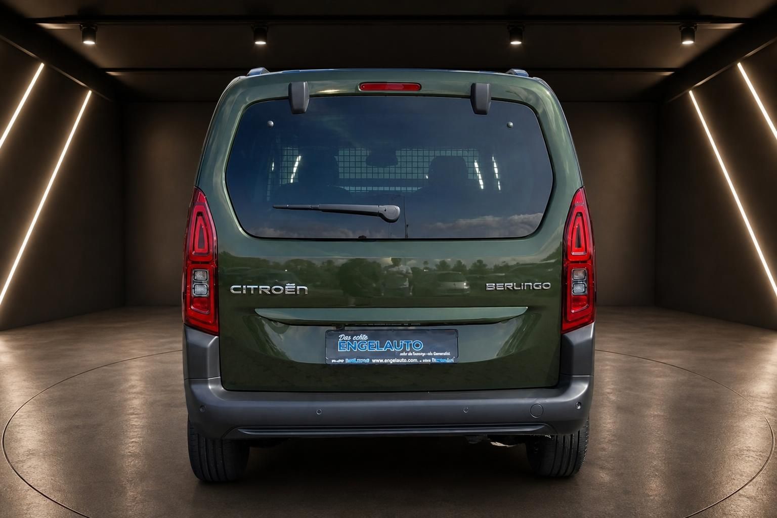 Citroën Berlingo grün von hinten mit roten Rückleuchten und Engelauto Kennzeichen