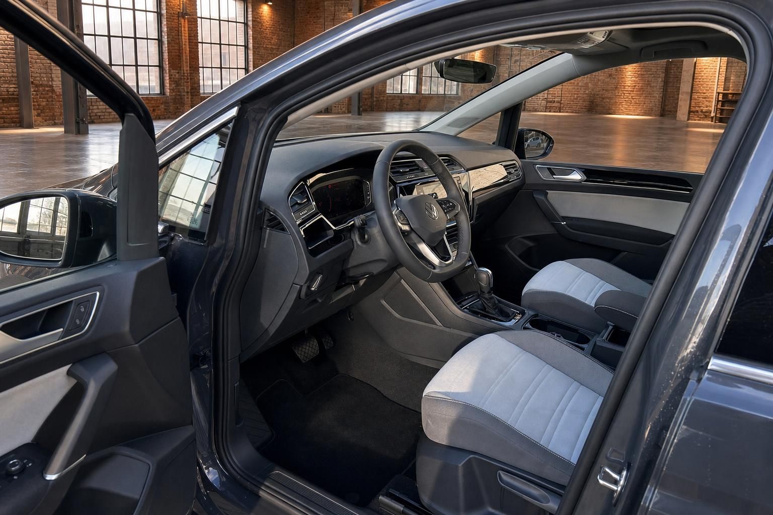 VW Innenraum mit Cockpit, Lenkrad und Stoffsitzen in Grau