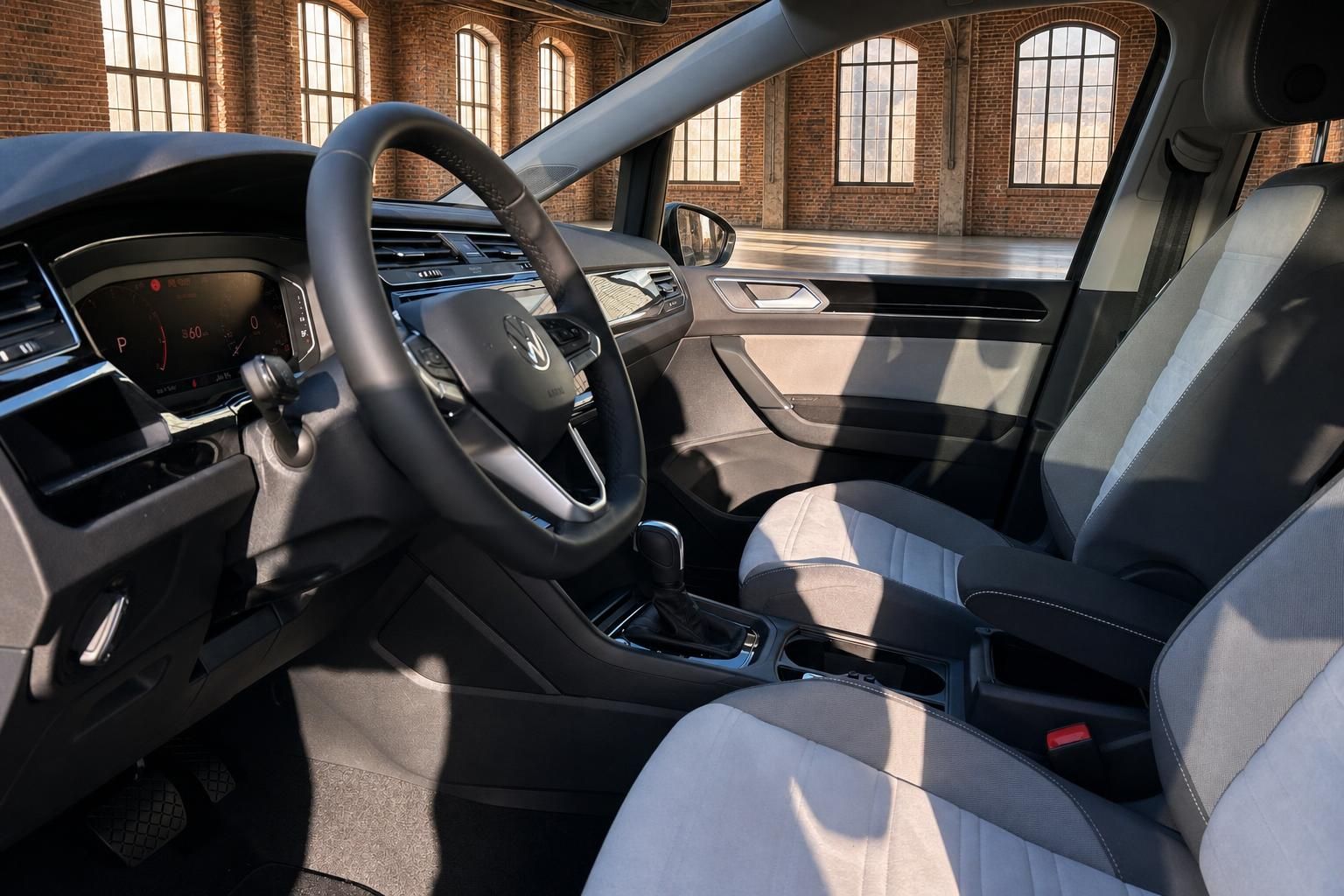 VW Innenraum Vordersitze mit Lenkrad und Cockpit, hellgraue Polsterung