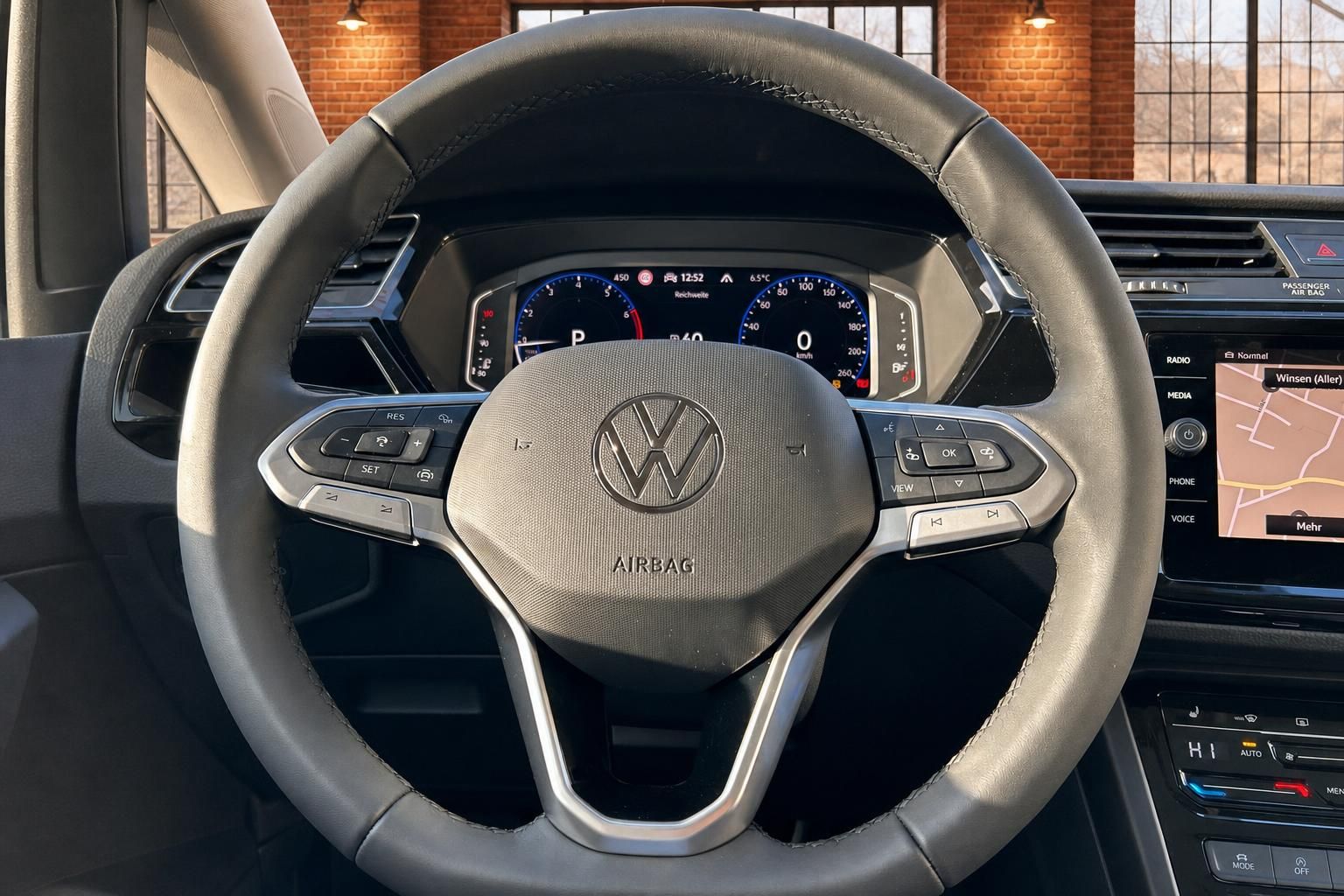 VW Lenkrad Nahaufnahme mit Bedienelementen und Digitaltacho