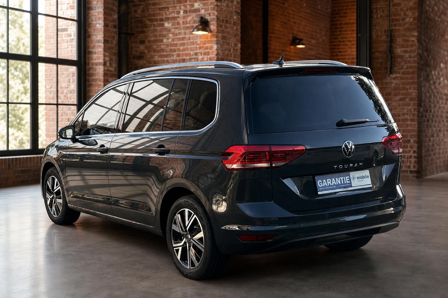 VW Touran schwarz Heckansicht seitlich mit Garantie-Kennzeichenhalter