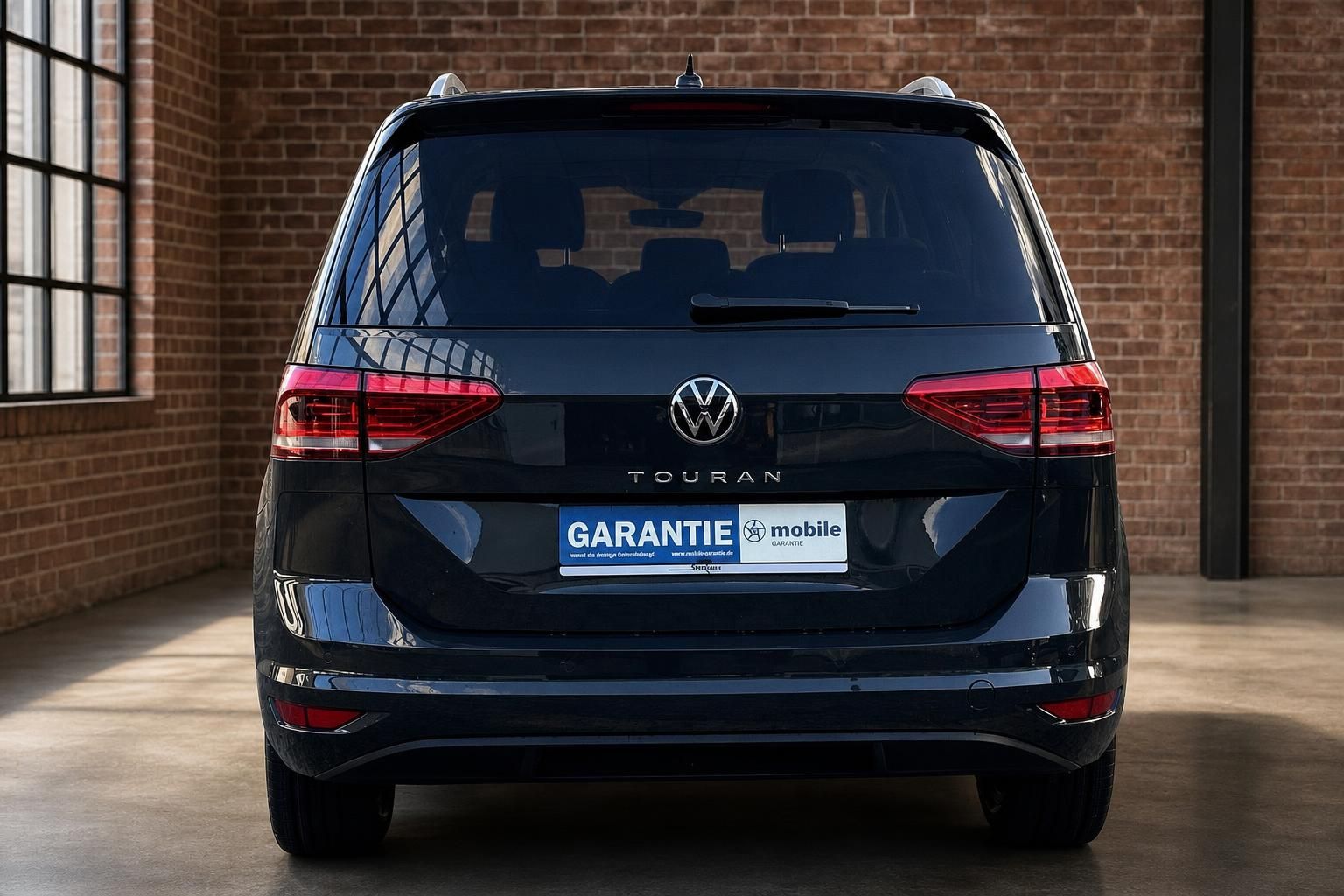 VW Touran schwarz Heckansicht frontal mit Rueckleuchten