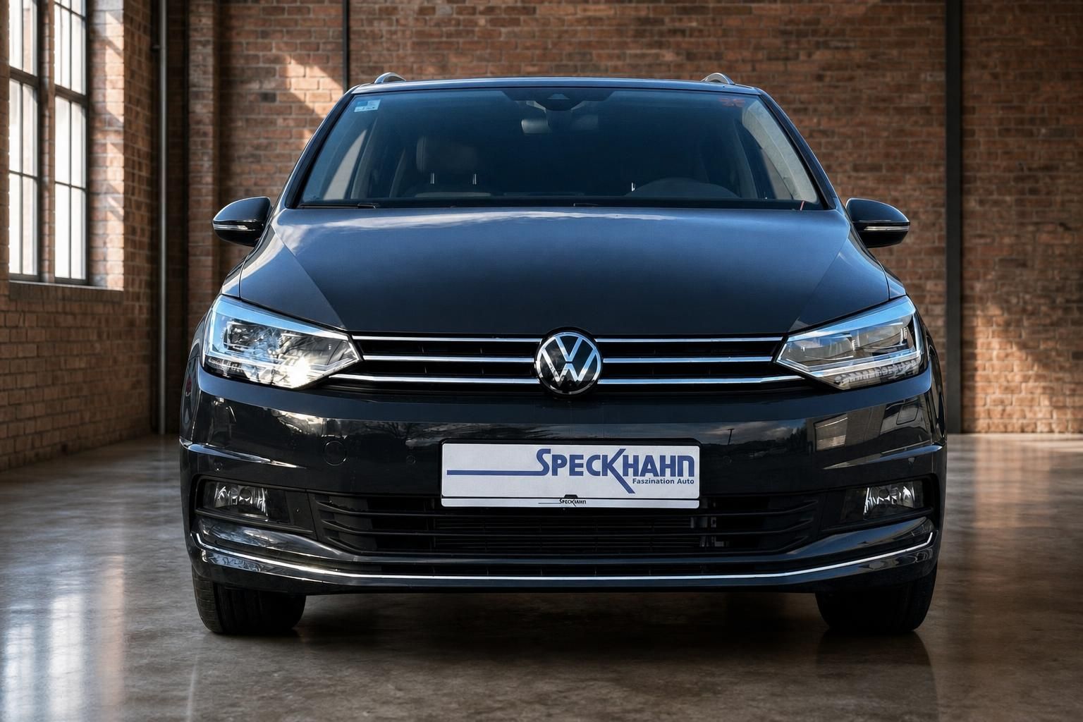 VW Touran Frontansicht schwarz mit LED-Scheinwerfern in Halle
