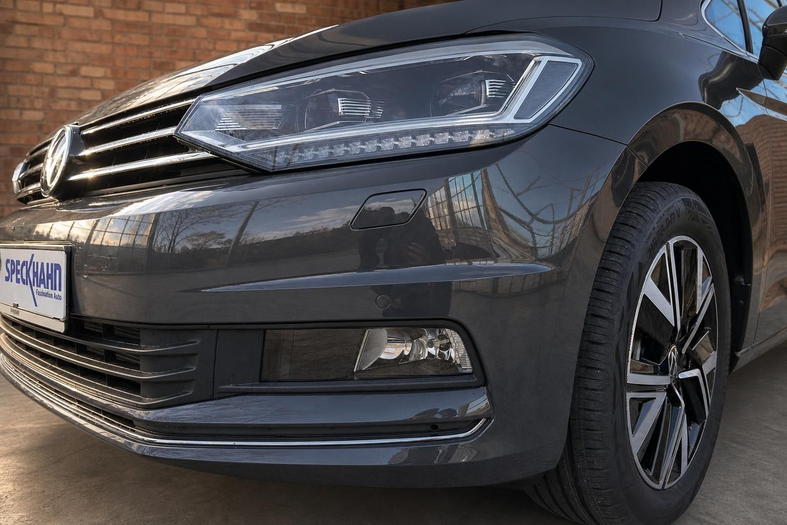 VW Detailansicht Frontstossstange, Scheinwerfer und Felge grau