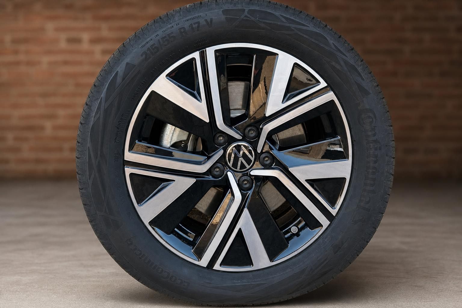 VW Leichtmetallfelge 17 Zoll mit Continental Reifen Nahaufnahme