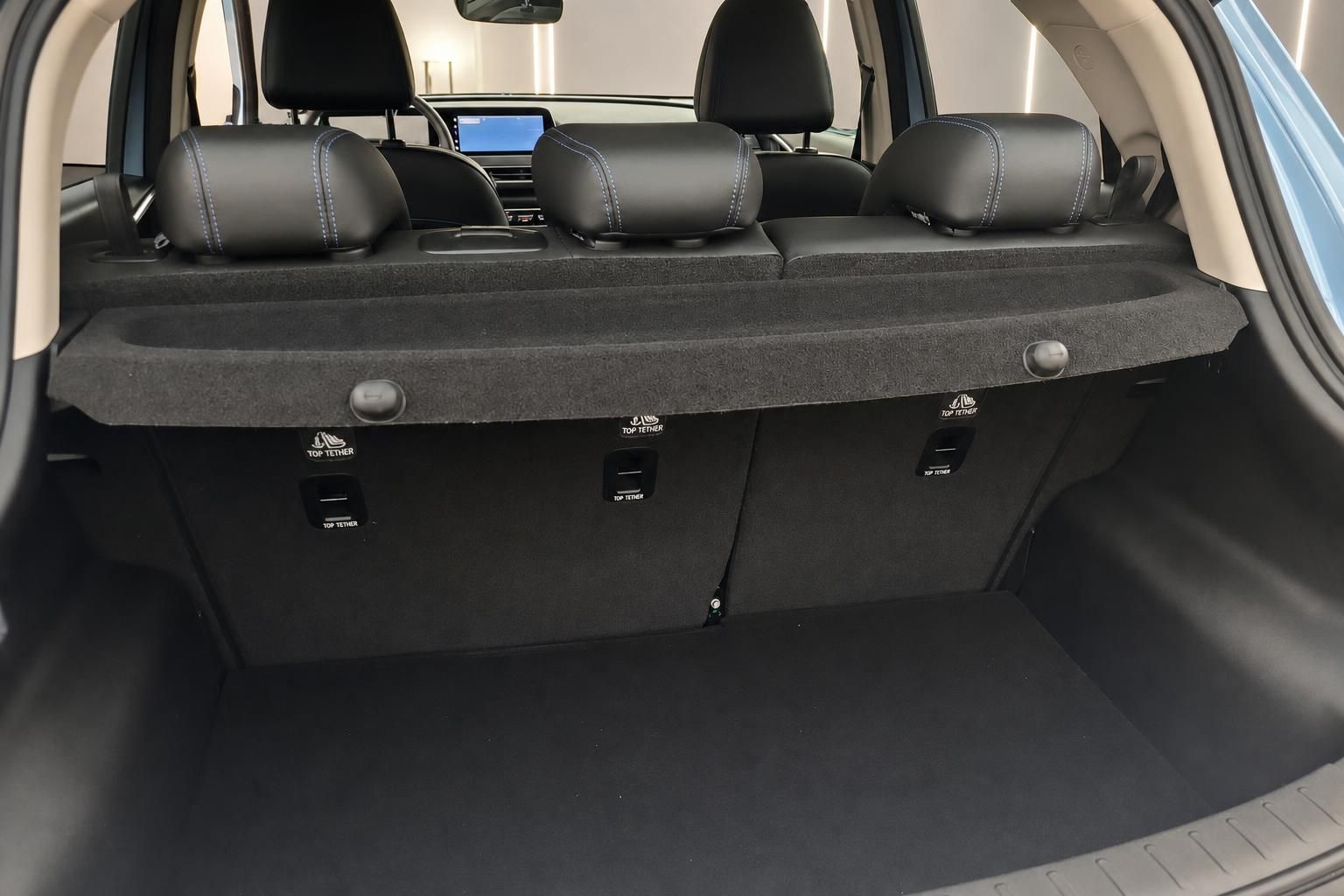 Geräumiger Kofferraum eines SUV mit schwarzer Verkleidung und Top-Tether-Befestigungspunkten