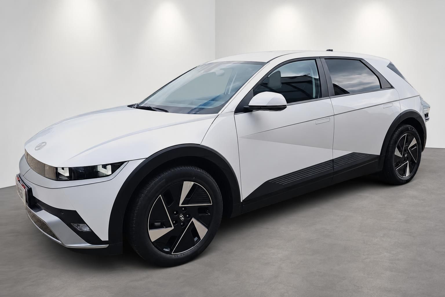 Weißer Hyundai Ioniq 5 Elektro-SUV in Frontansicht schräg von vorne