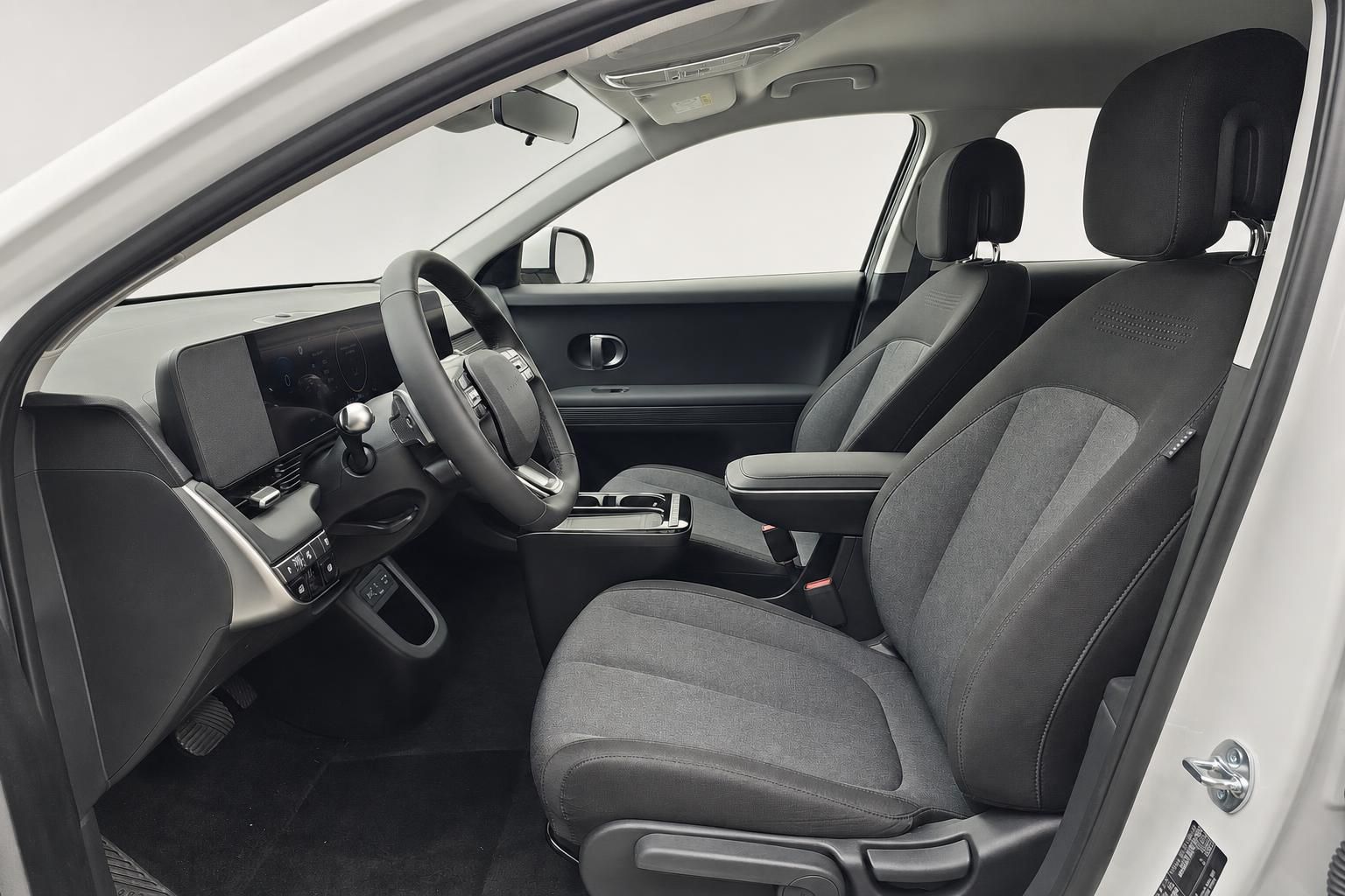 Innenraum Hyundai Ioniq 5 mit Vordersitzen und Cockpit von Fahrertür aus