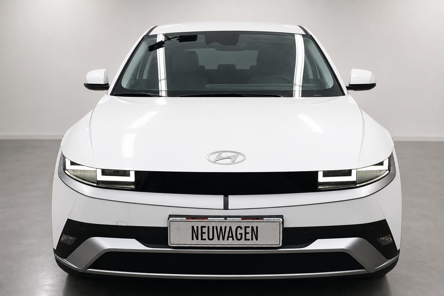 Hyundai Ioniq 5 weiß, Frontansicht im Fotostudio