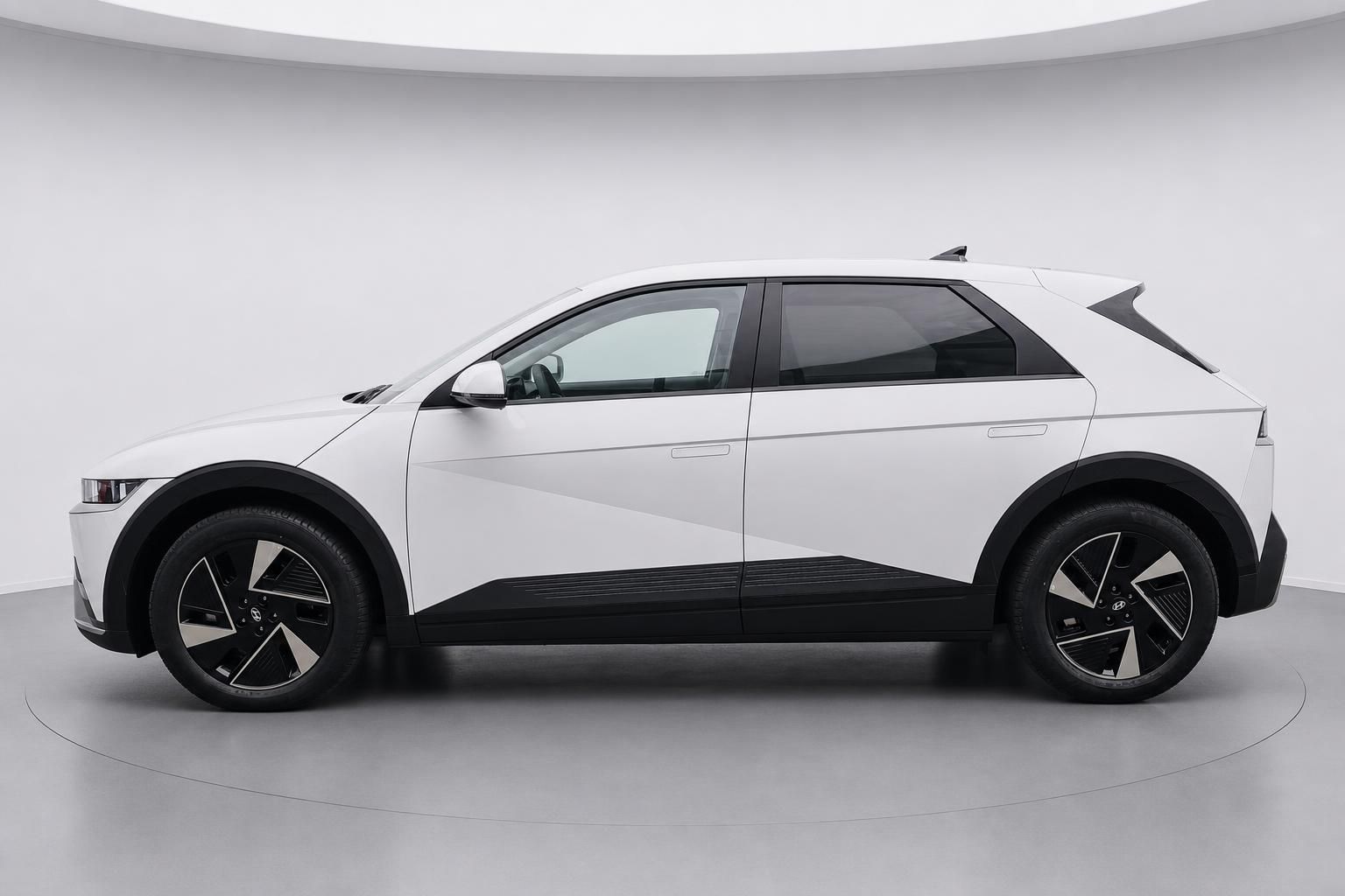 Hyundai Ioniq 5 weiß, Seitenansicht im Studio