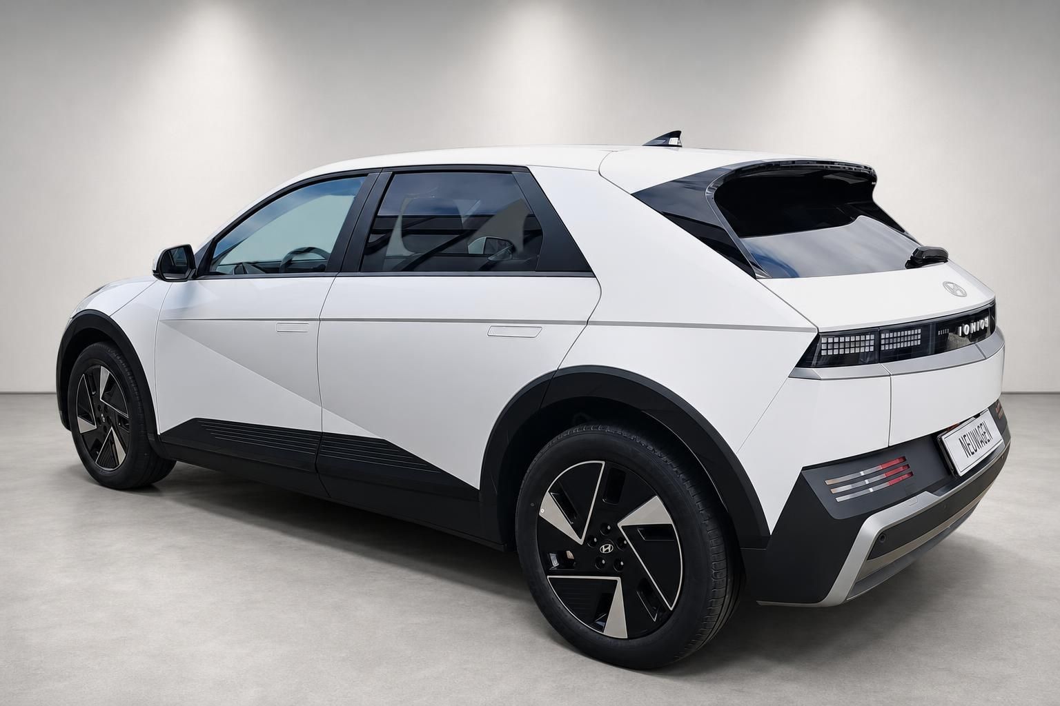Hyundai Ioniq 5 weiß, Heckansicht in Studioumgebung