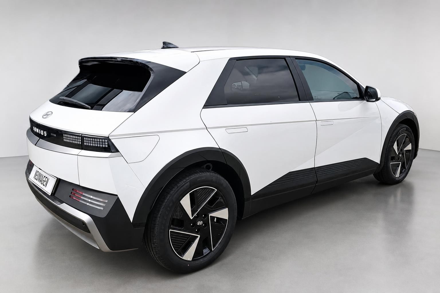 Hyundai IONIQ 5 Weiß, Heckansicht schräg mit Alufelgen