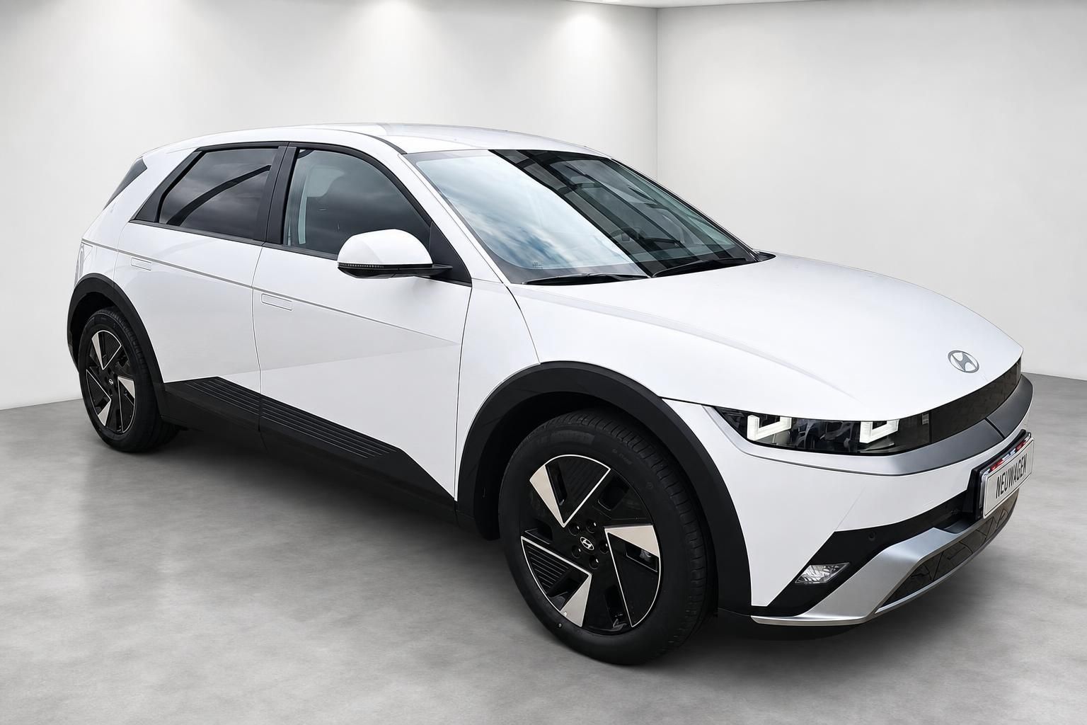 Hyundai IONIQ 5 in Weiß, Frontansicht schräg im Studio