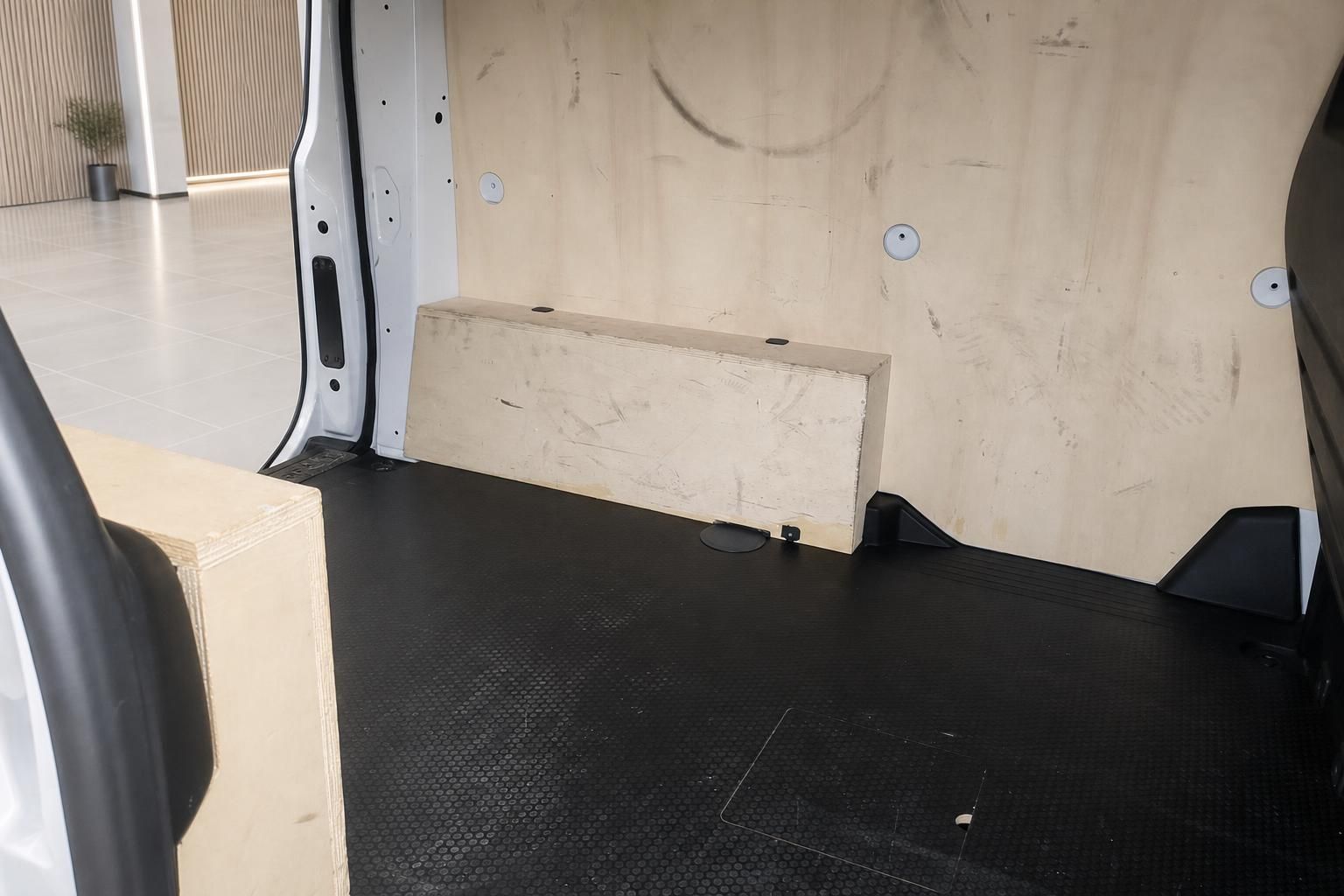 Laderaum mit Holzverkleidung im Nissan Nutzfahrzeug