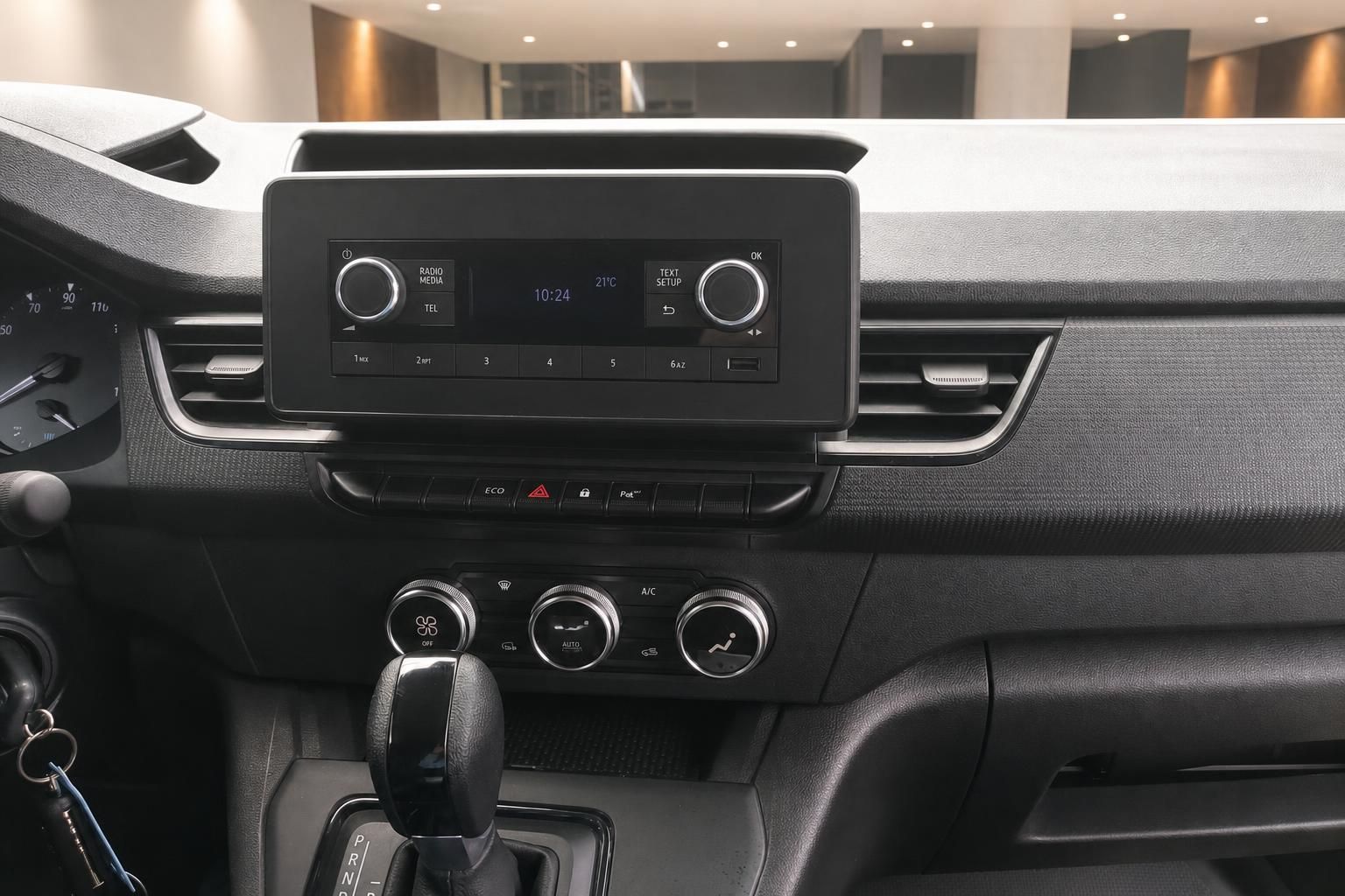 Nissan Mittelkonsole mit Radio und Klimabedienung im Detail