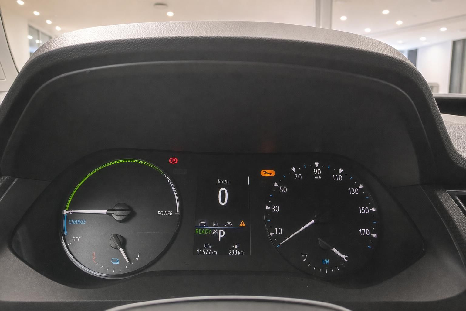 Cockpit-Anzeige mit Tacho und Ladeanzeige eines Elektrofahrzeugs im Detail