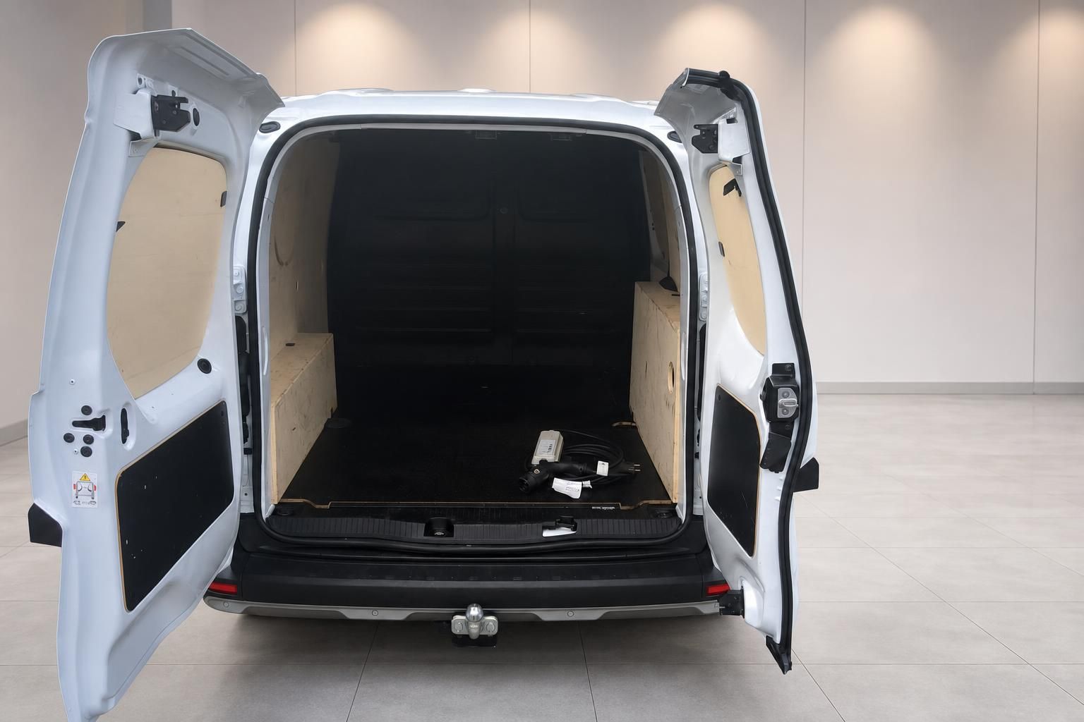 Kastenwagen mit geoeffneten Hecktueren und leerem Laderaum, Ansicht von hinten