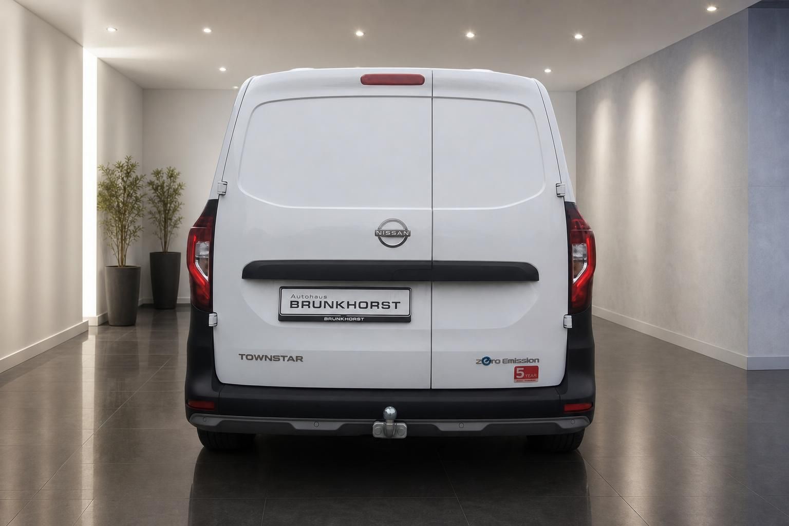Nissan Townstar Zero Emission weiß, Heckansicht mit Anhängerkupplung