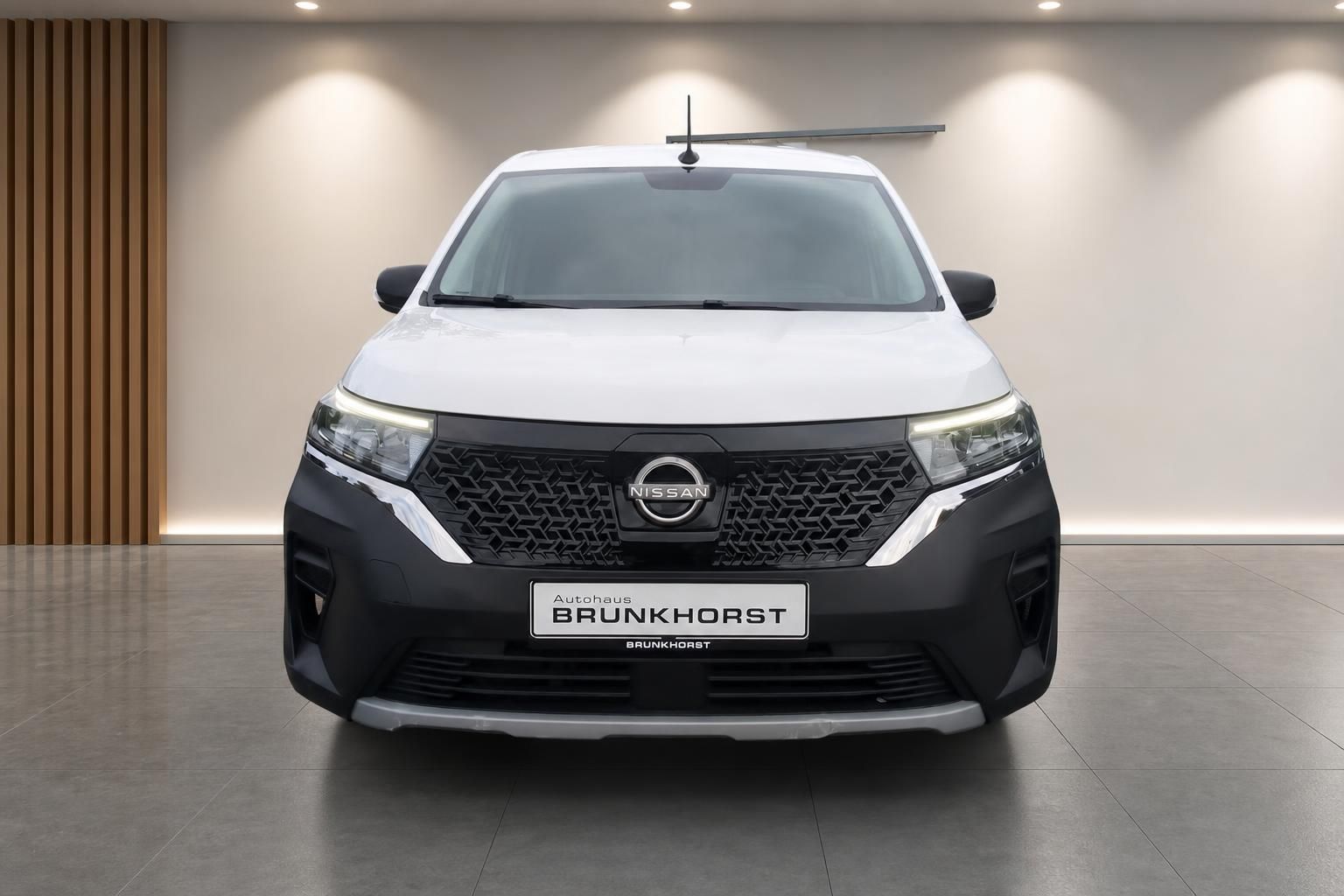 Nissan Townstar weiß, direkte Frontansicht mit LED-Scheinwerfern