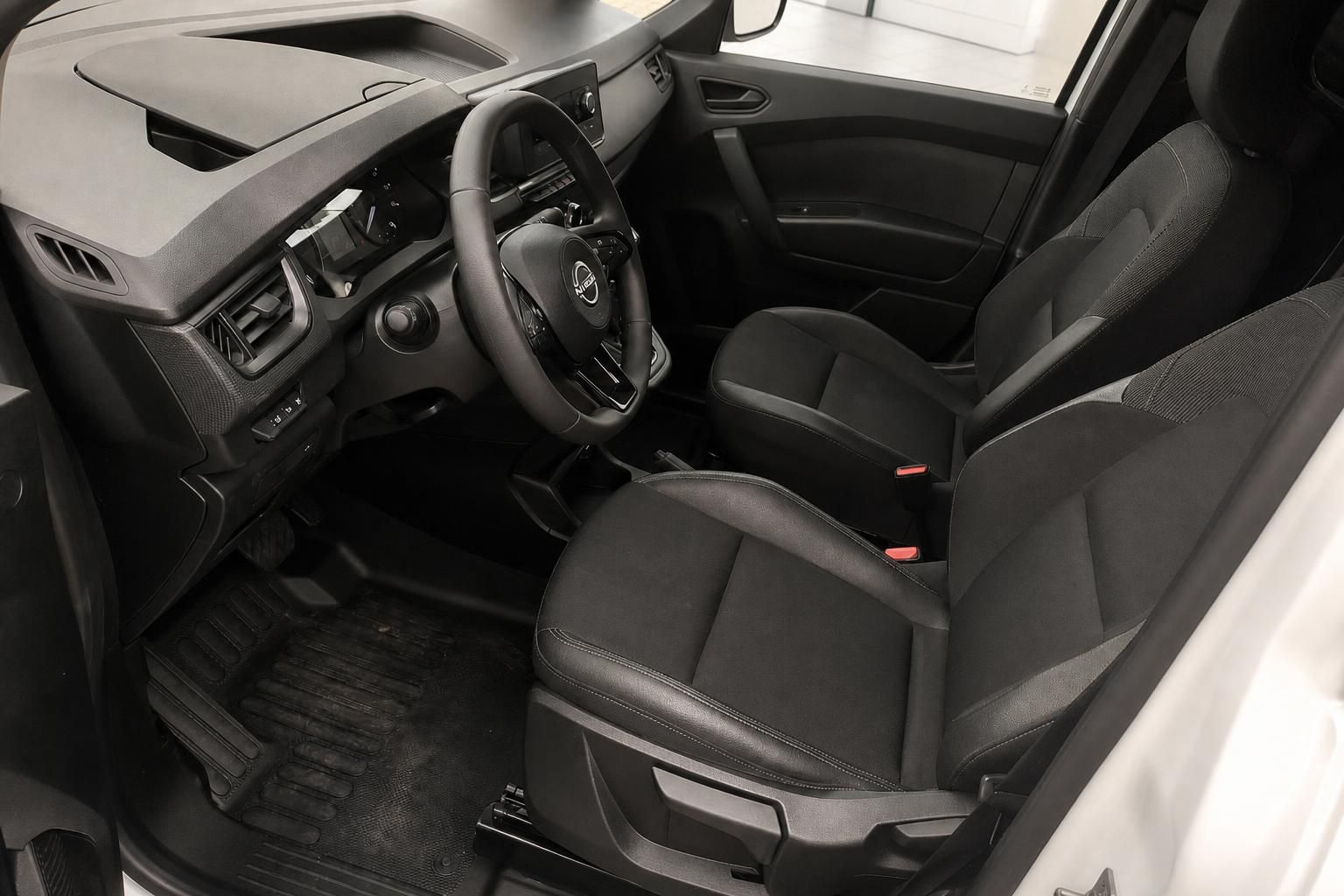 Nissan Townstar Innenraum, Cockpit und Vordersitze in Schwarz