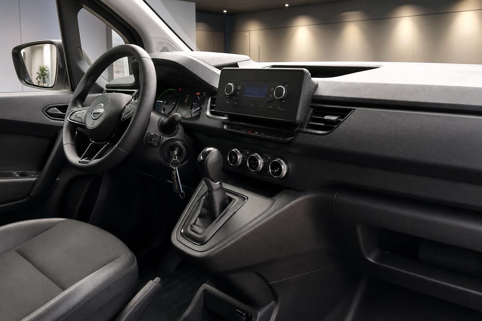 Nissan Townstar Cockpit Detail, Lenkrad, Schaltung und Bildschirm
