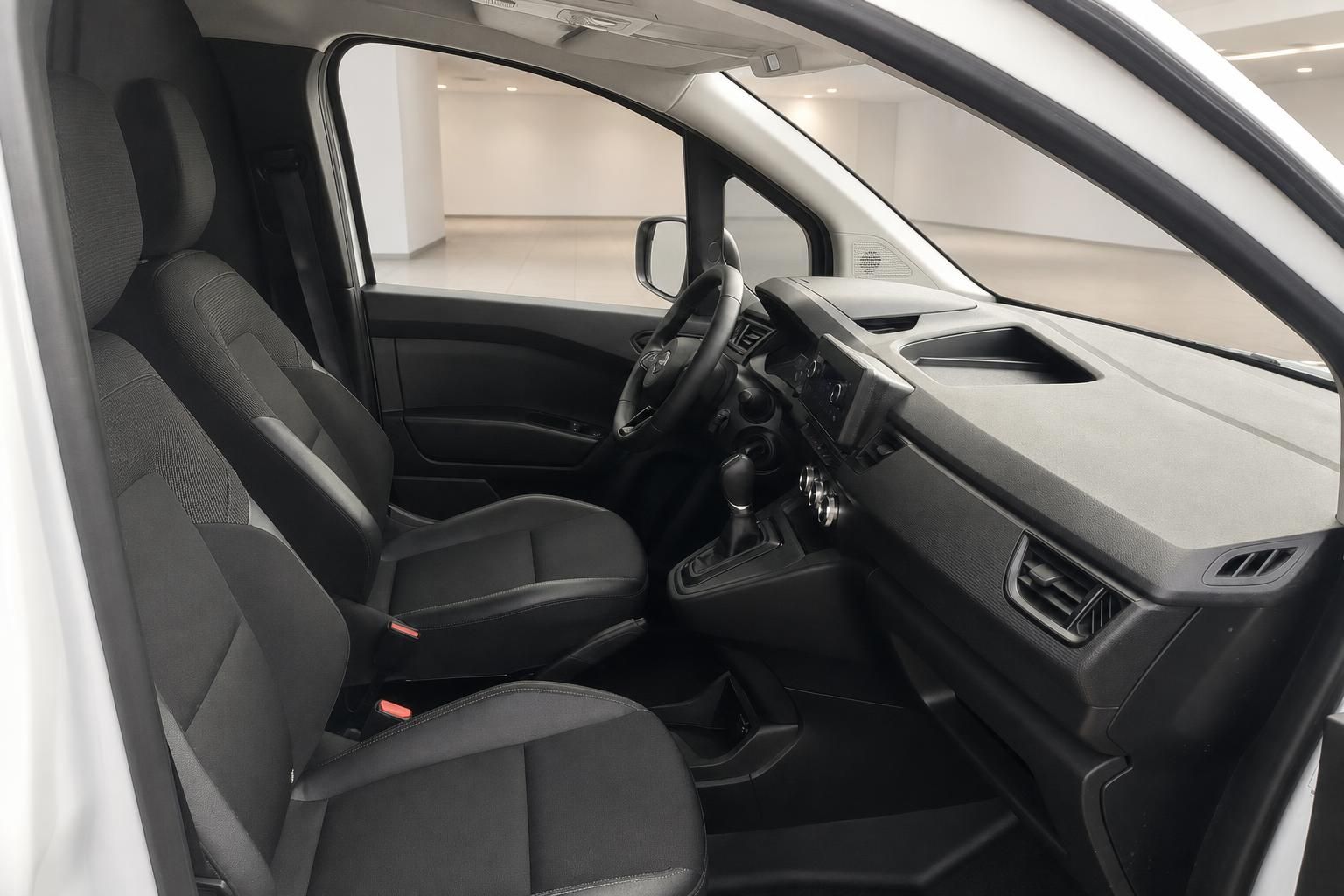 Nissan Nutzfahrzeug Innenraum mit Vordersitzen und Cockpit