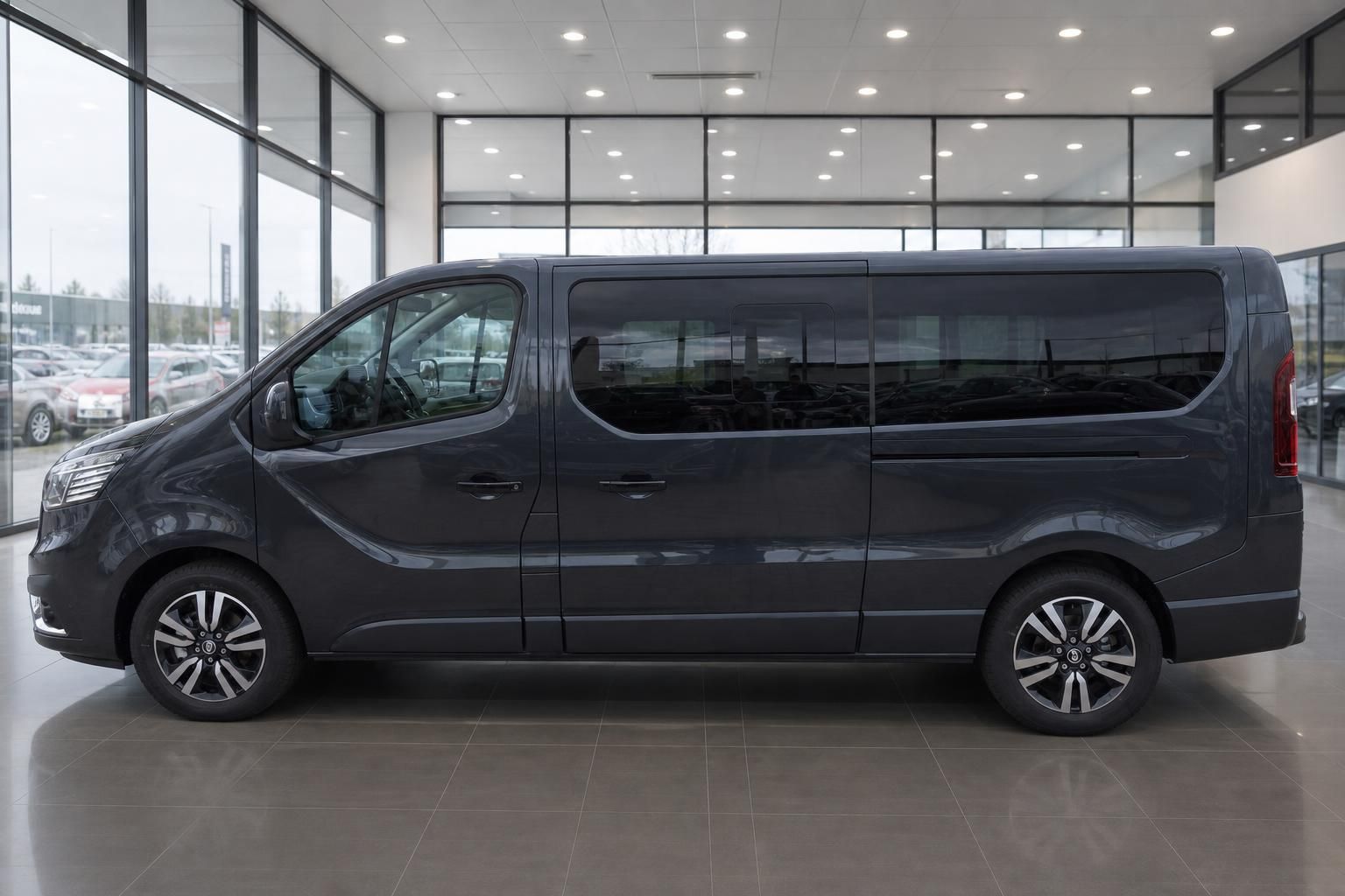Renault Transporter grau metallic Seitenansicht im Autohaus Showroom