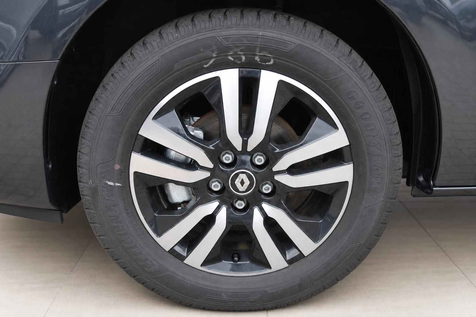 Renault Fahrzeug Alufelge mit modernem Design und Goodrich Reifen Detailaufnahme