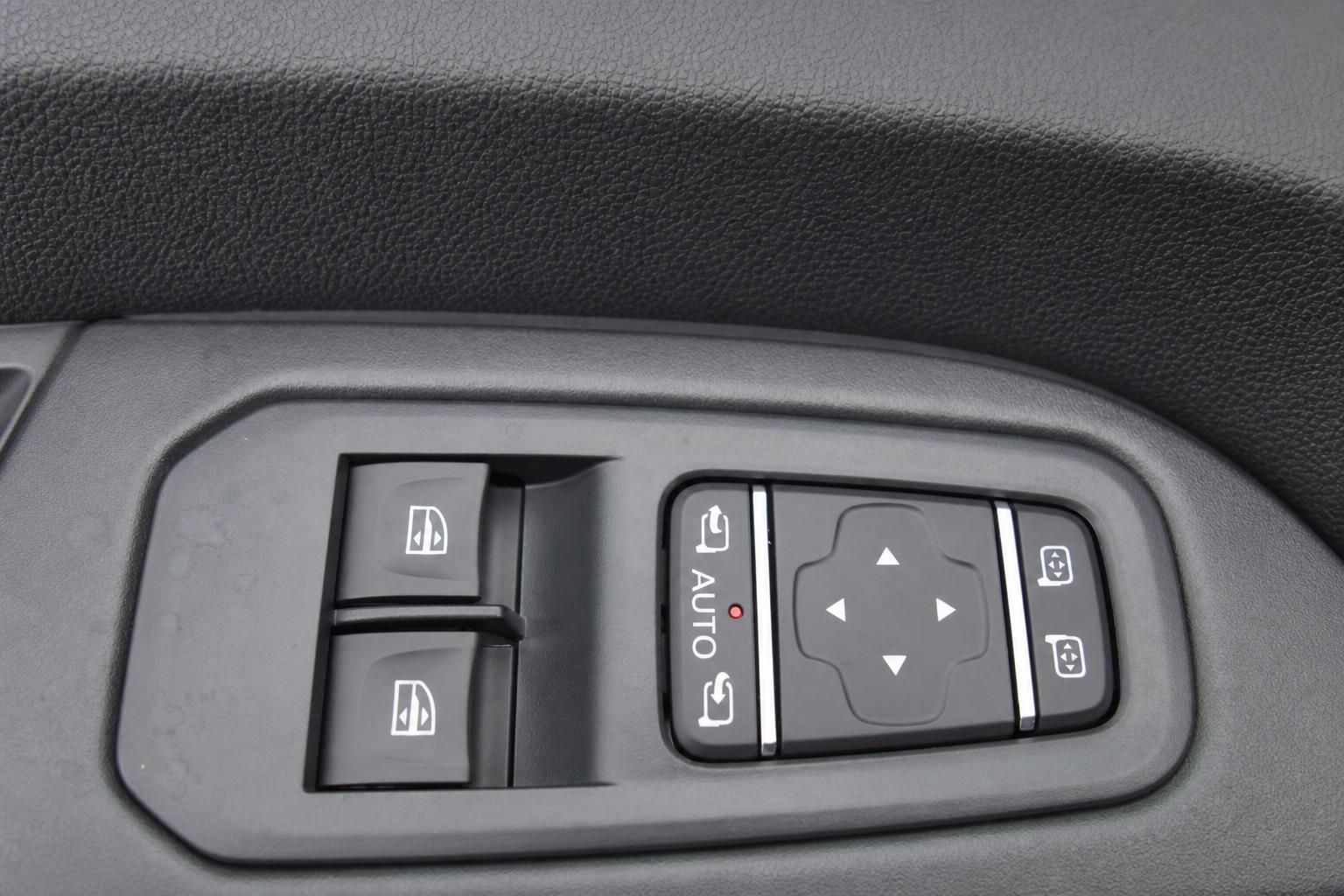 Fensterheber-Bedienfeld mit AUTO-Funktion im Fahrzeuginnenraum