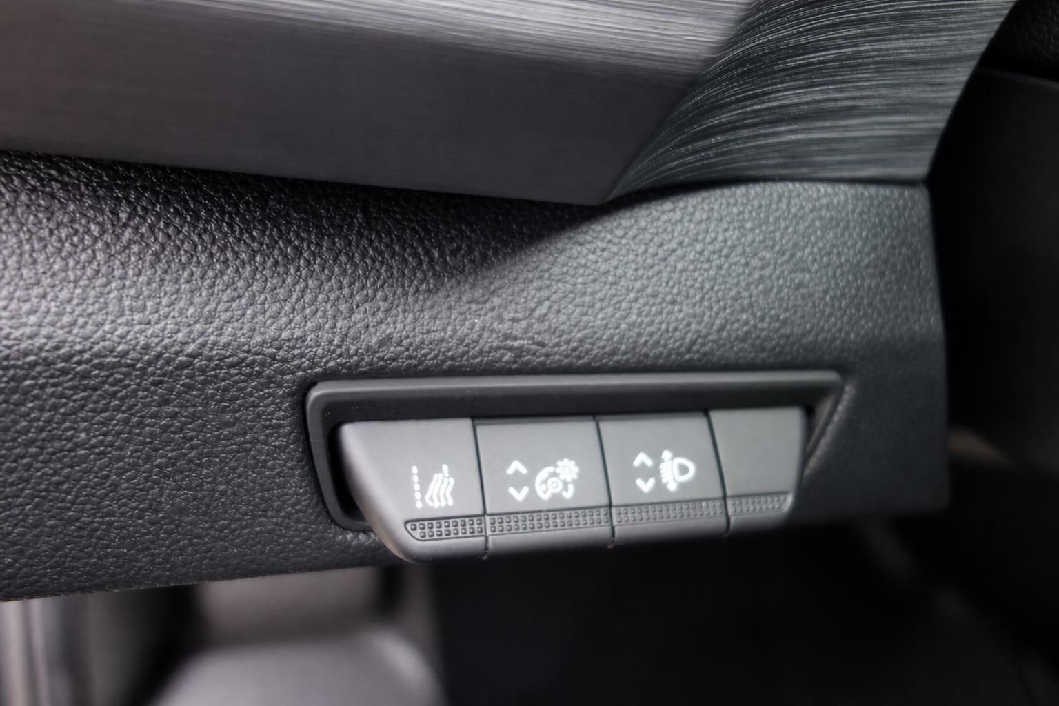 Bedienelemente für Sitzheizung und Klimaanlage im Fahrzeug-Innenraum
