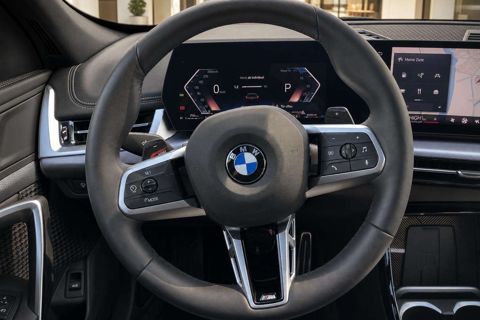BMW X1 Lenkrad Nahaufnahme mit M Logo und Navigationsdisplay
