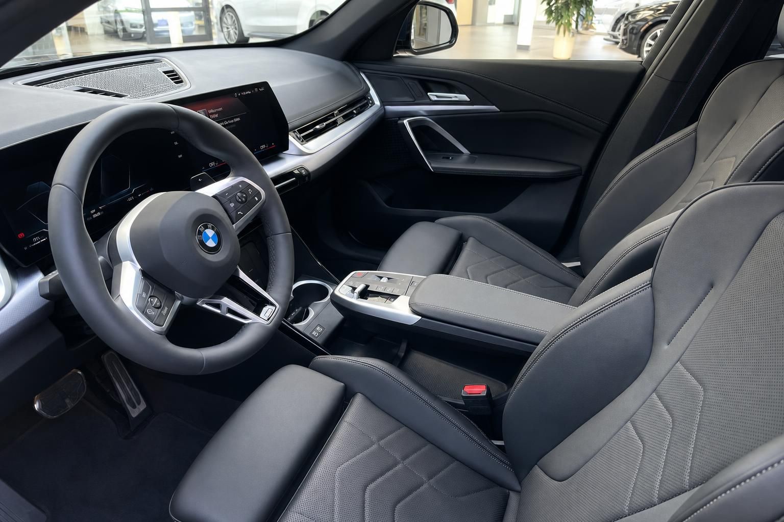 BMW Innenraum Vordersitze und Cockpit mit Lederausstattung