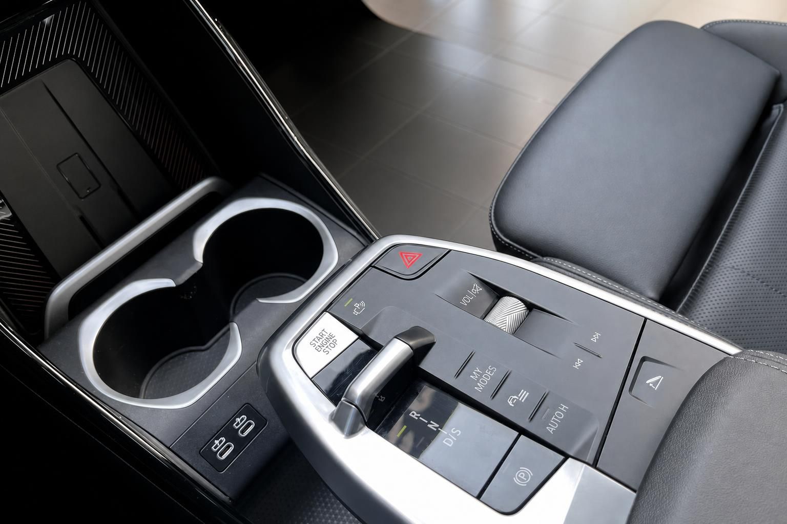 BMW Mittelkonsole mit Schalthebel und Bedienelementen Nahaufnahme