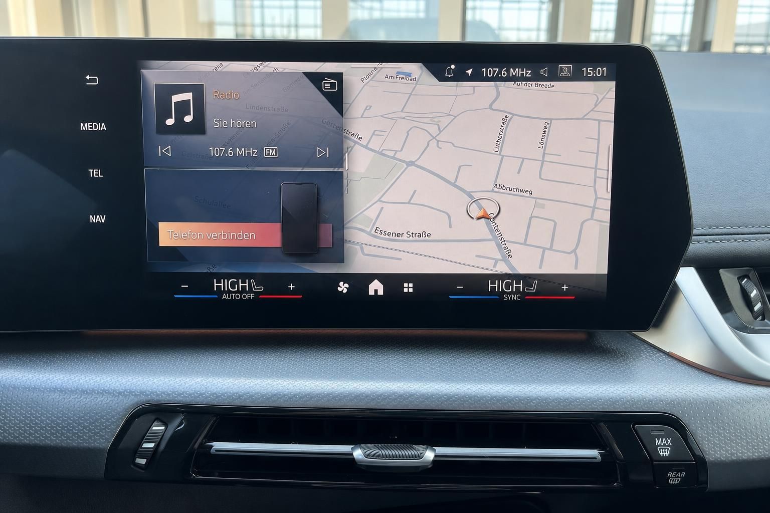 BMW Navigationssystem und Infotainment Display im Cockpit
