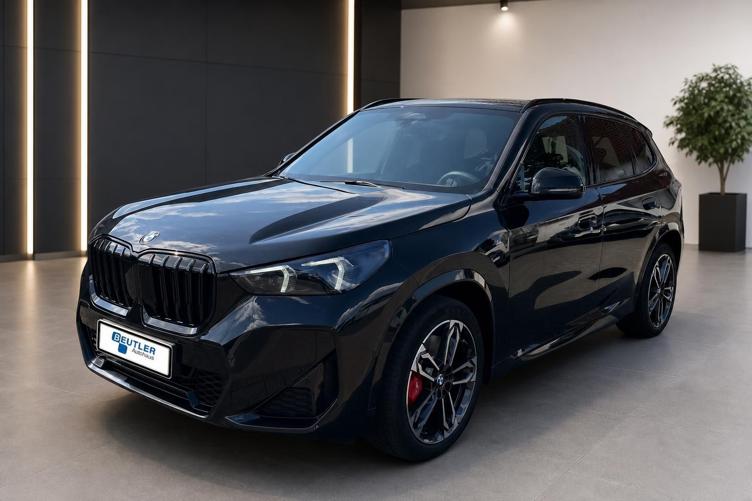 BMW X1 schwarz M Sport Frontansicht im Autohaus Showroom