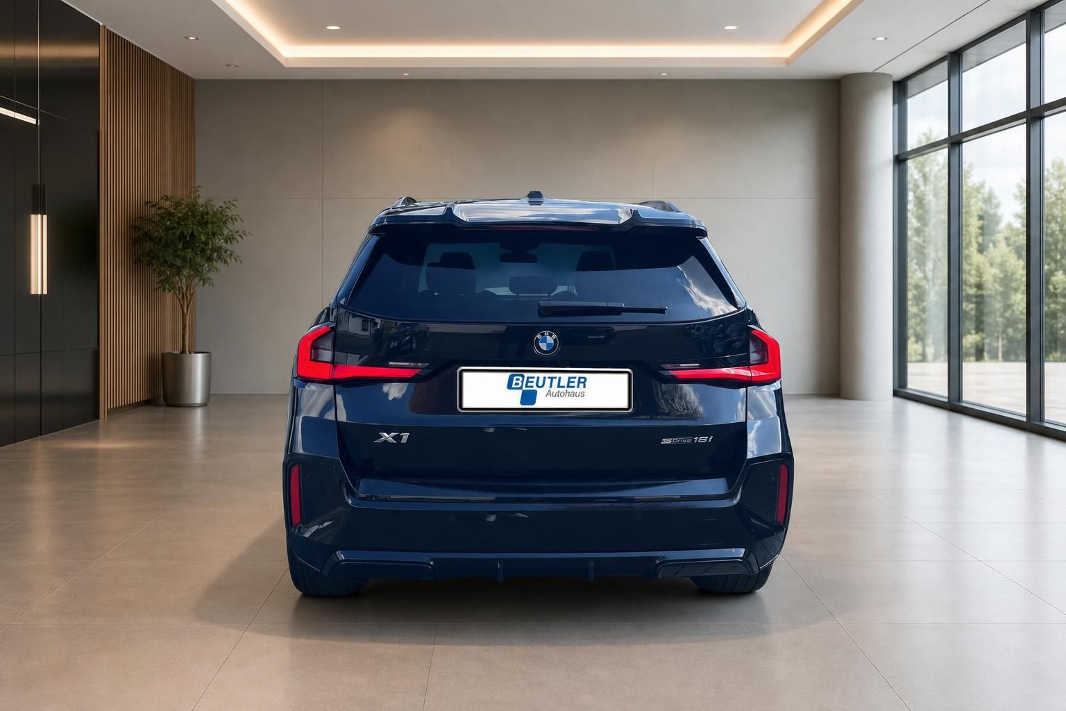 BMW X1 sDrive18i dunkelblau Heckansicht frontal im Showroom