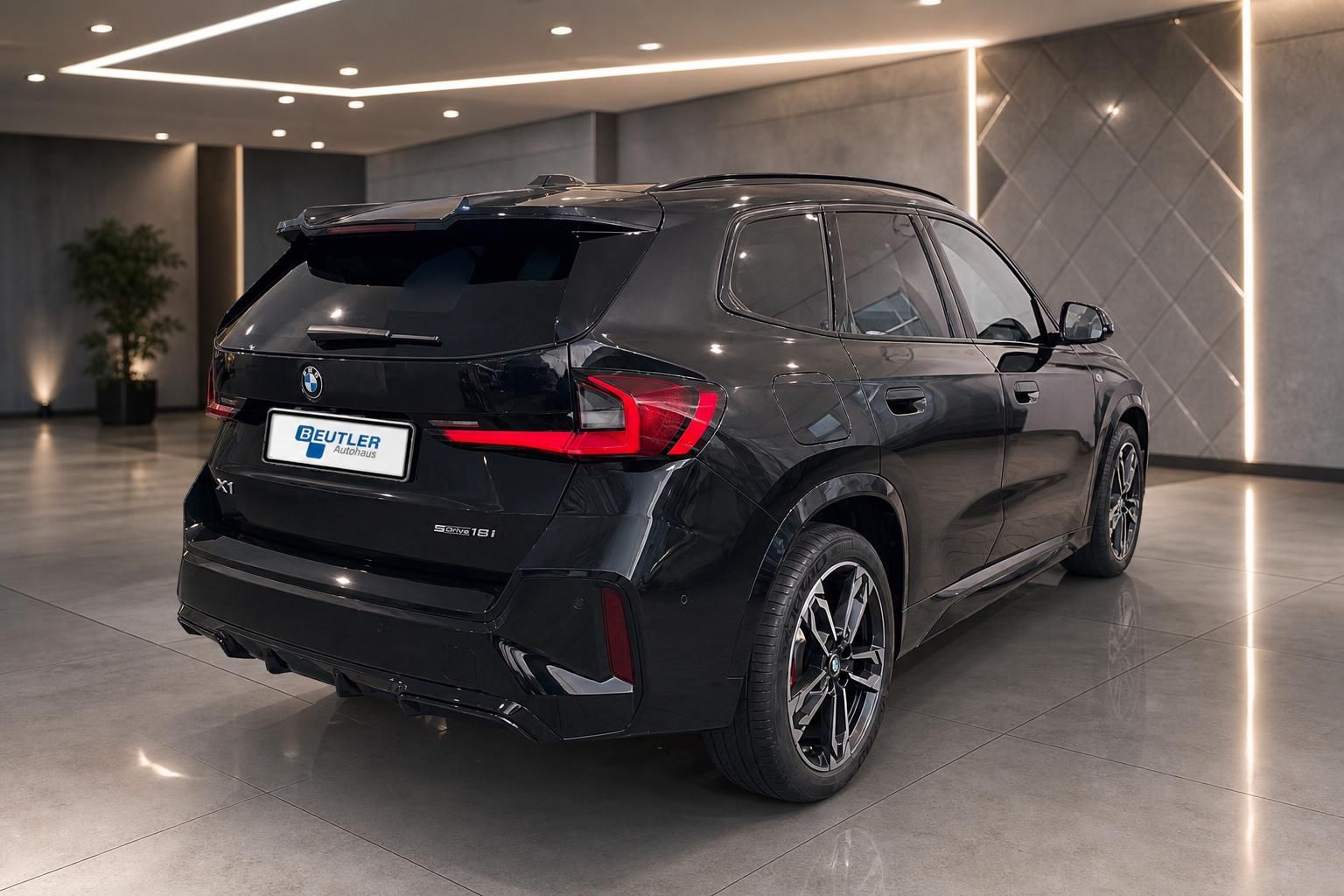 BMW X1 sDrive18i schwarz Heckansicht seitlich im Autohaus