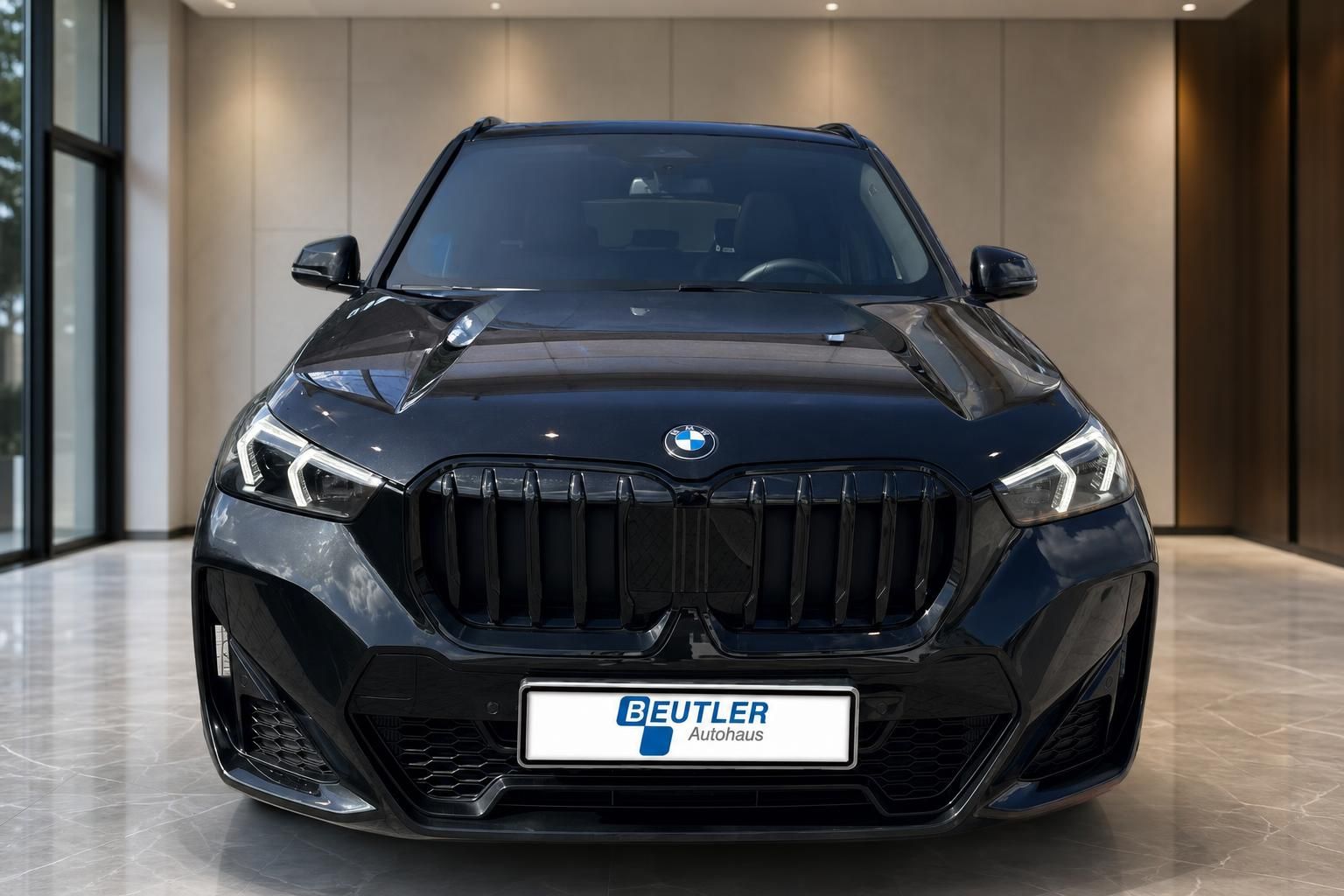 BMW X1 schwarz Frontansicht mit M Sportpaket im Autohaus Beutler