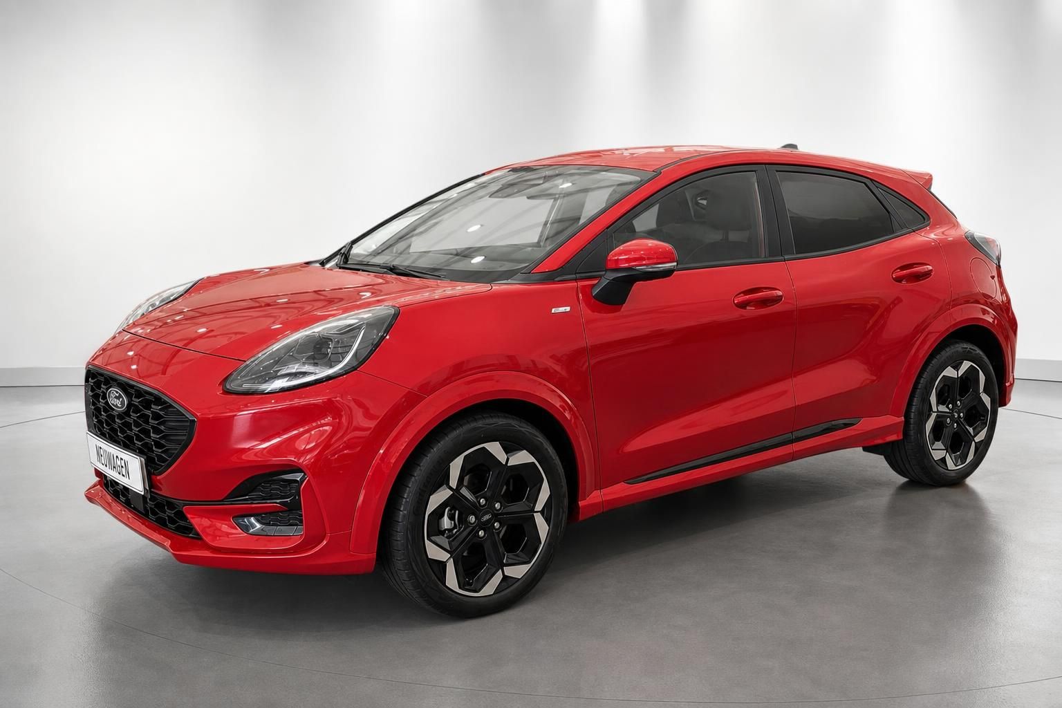 Roter Ford Puma SUV in Frontansicht im Studio