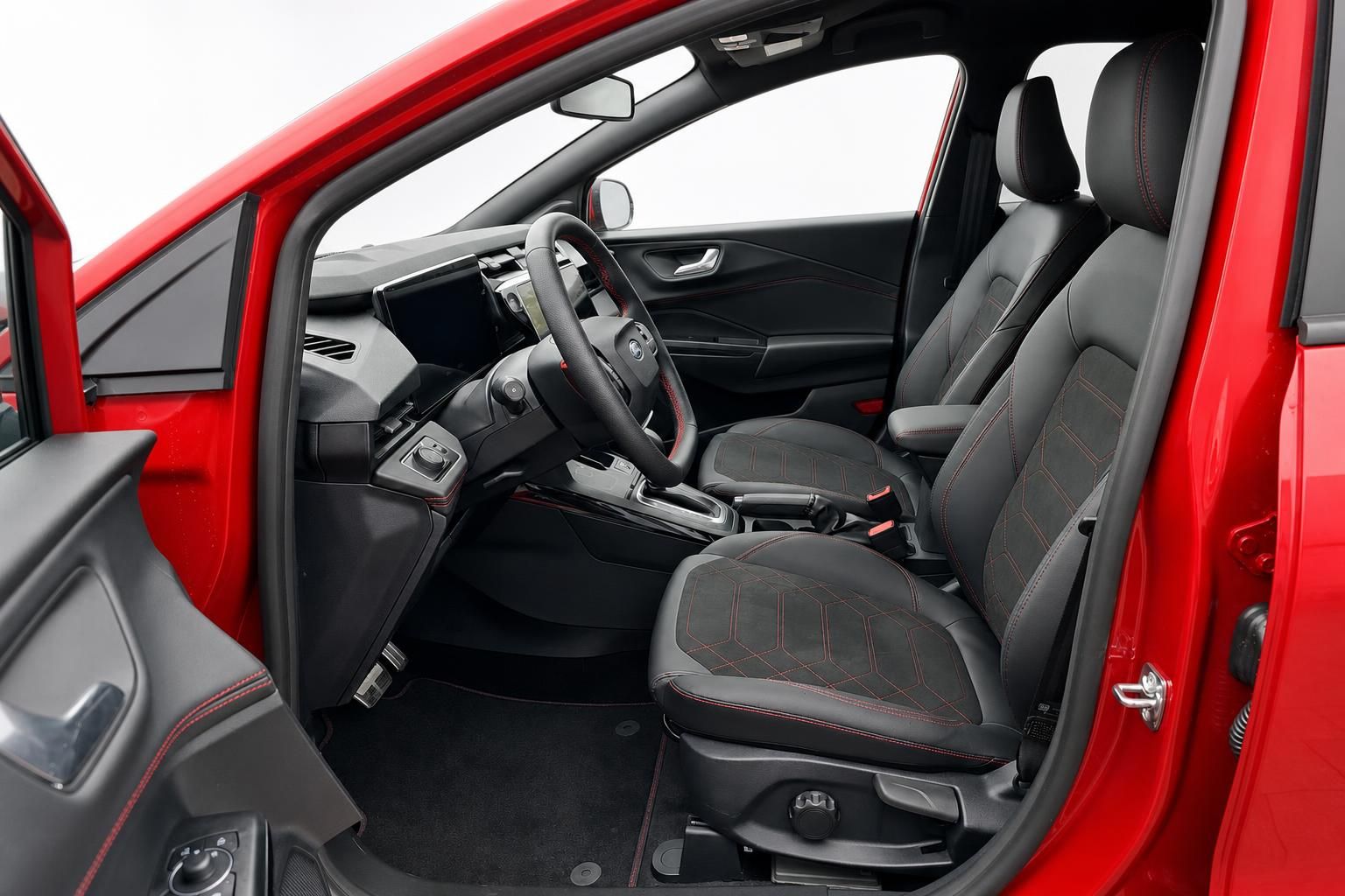 Ford Puma Innenraum mit roten Ziernähten und Vordersitzen