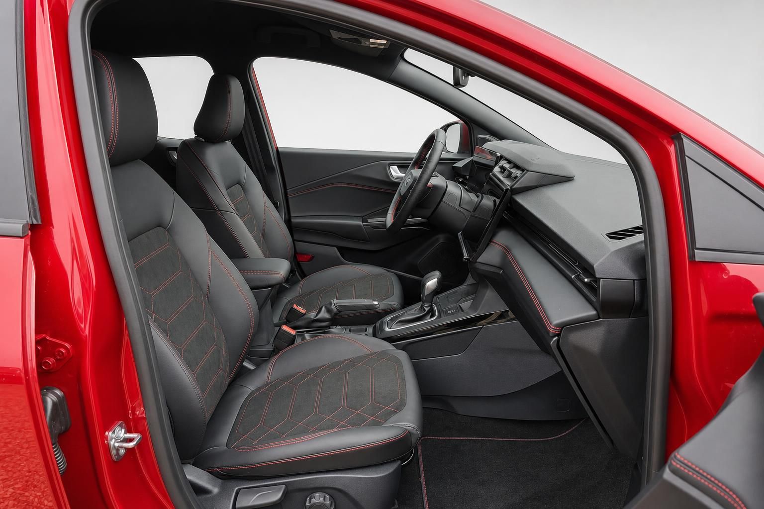 Ford Puma Fahrersitz und Cockpit von der Fahrertür aus gesehen