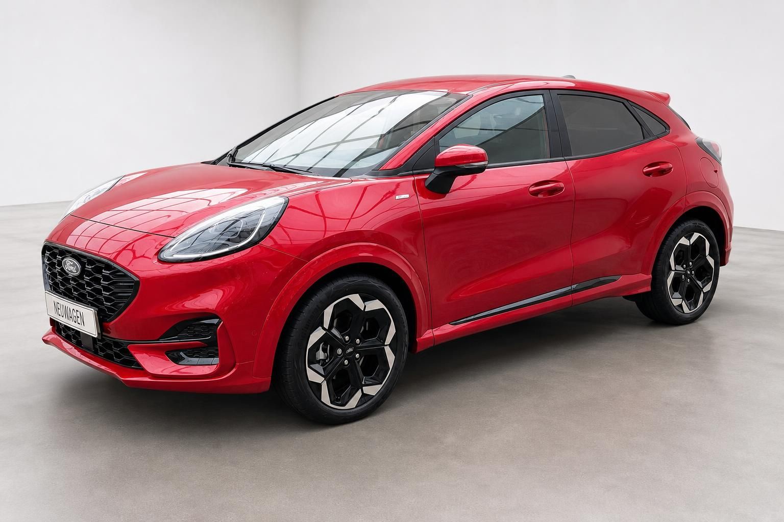 Ford Puma in Rot, Frontansicht schräg im Studio