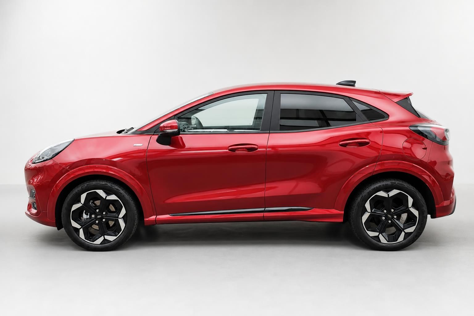 Ford Puma rot, Seitenansicht komplett im Studio