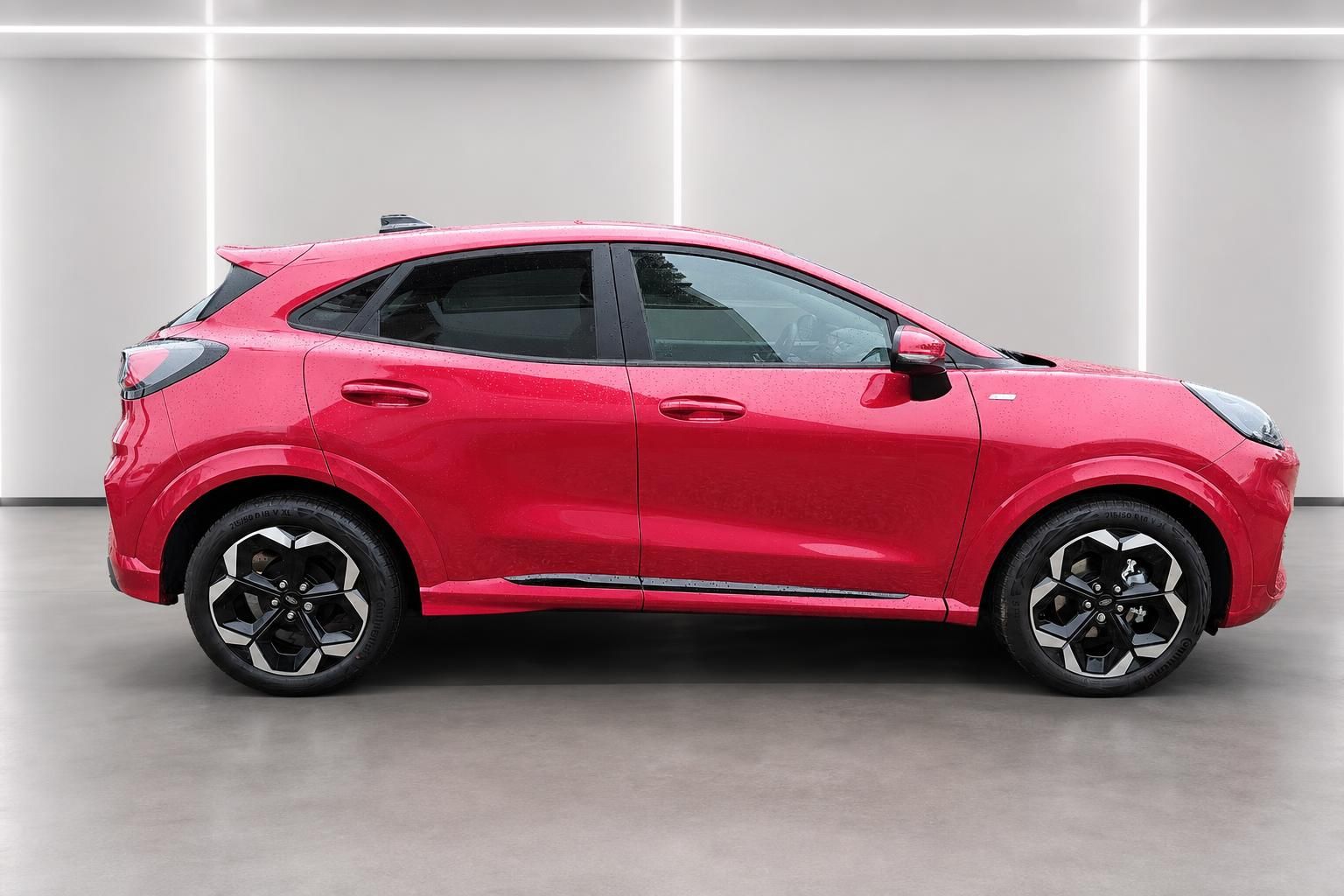 Ford Puma rot Seitenansicht Neuwagen mit Leichtmetallfelgen