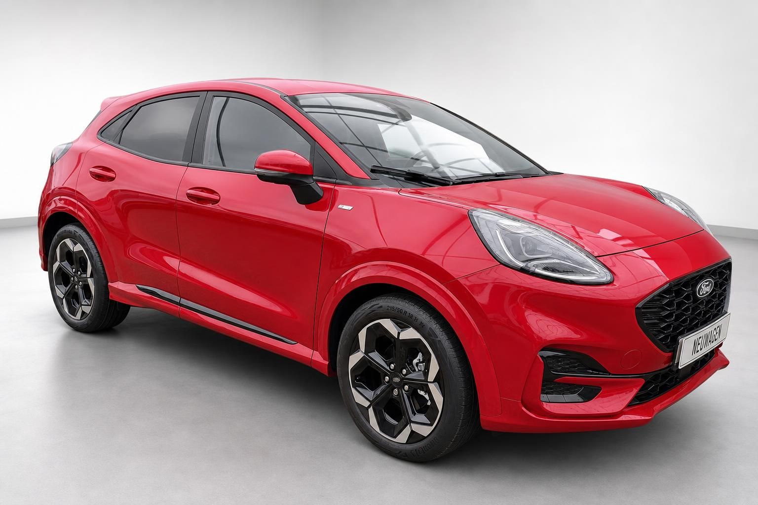 Ford Puma rot Frontansicht schraeg Neuwagen Studiofoto