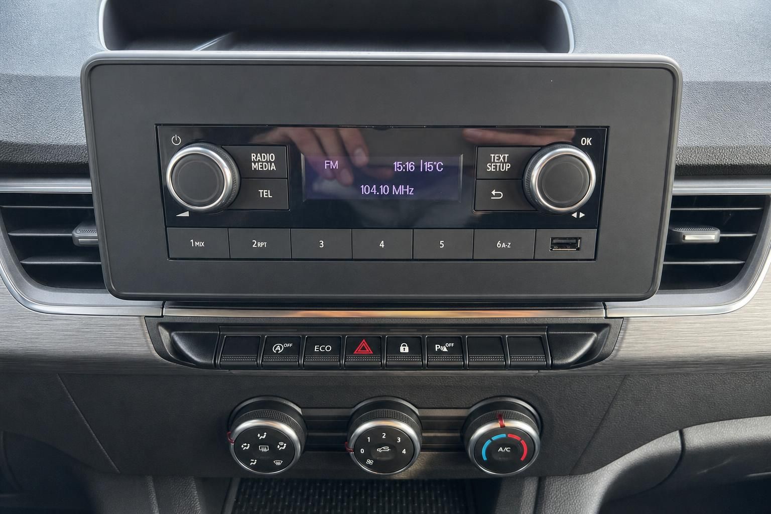 Renault Radio-Infotainment-System mit Klimaanlage-Bedienfeld