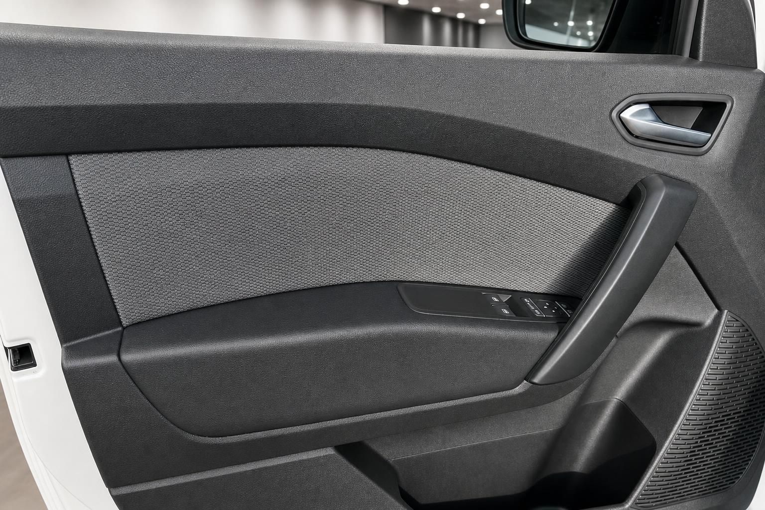 Renault Türverkleidung innen mit grauer Struktur und Fensterheberschalter